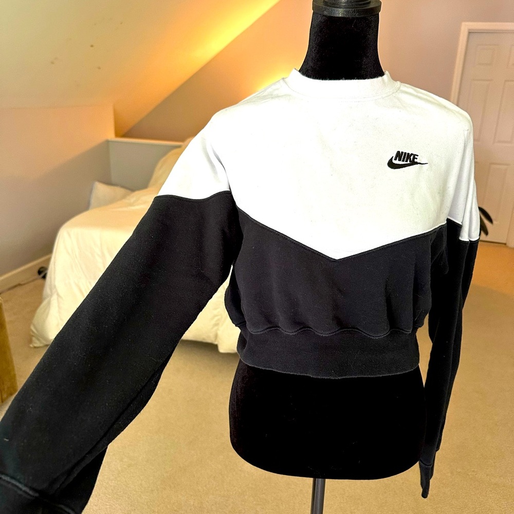 Nike Vintage Cropped Black White Crewneck Womens Sweatshirt